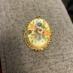 Vtg gold tone oval brooch pendant